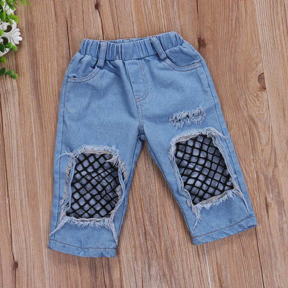 Conjunto Infantil Blusa Ombro à Ombro, Calça Jeans Com Recorte De Meia Arrastão E Faixa De Laço