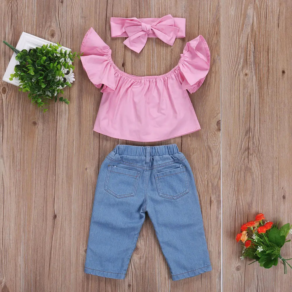 Conjunto Infantil Blusa Ombro à Ombro, Calça Jeans Com Recorte De Meia Arrastão E Faixa De Laço