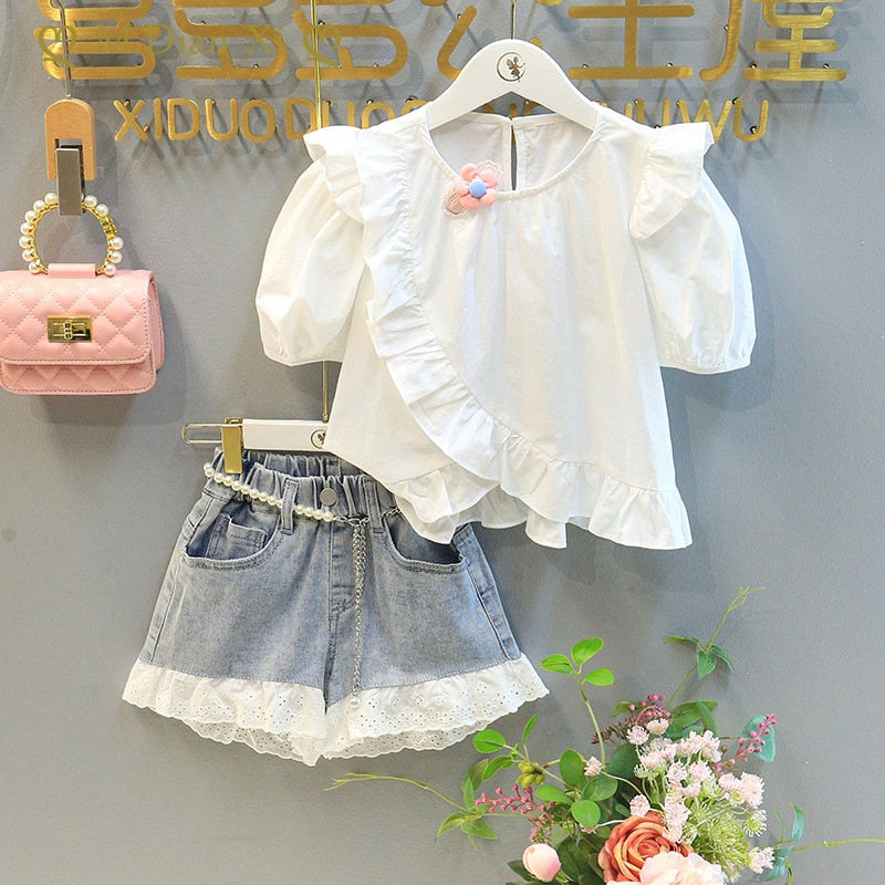 Conjunto Infantil Blusa Manga Bufante Com Babados e Shorts Jeans Com Barra Renda