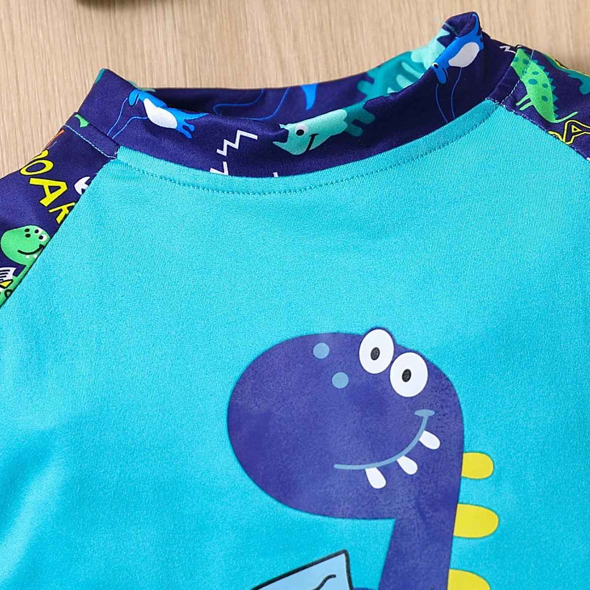 Conjunto Infantil Roupa De Banho Estampada De Dinossauro Blusa, Bermuda E Touca